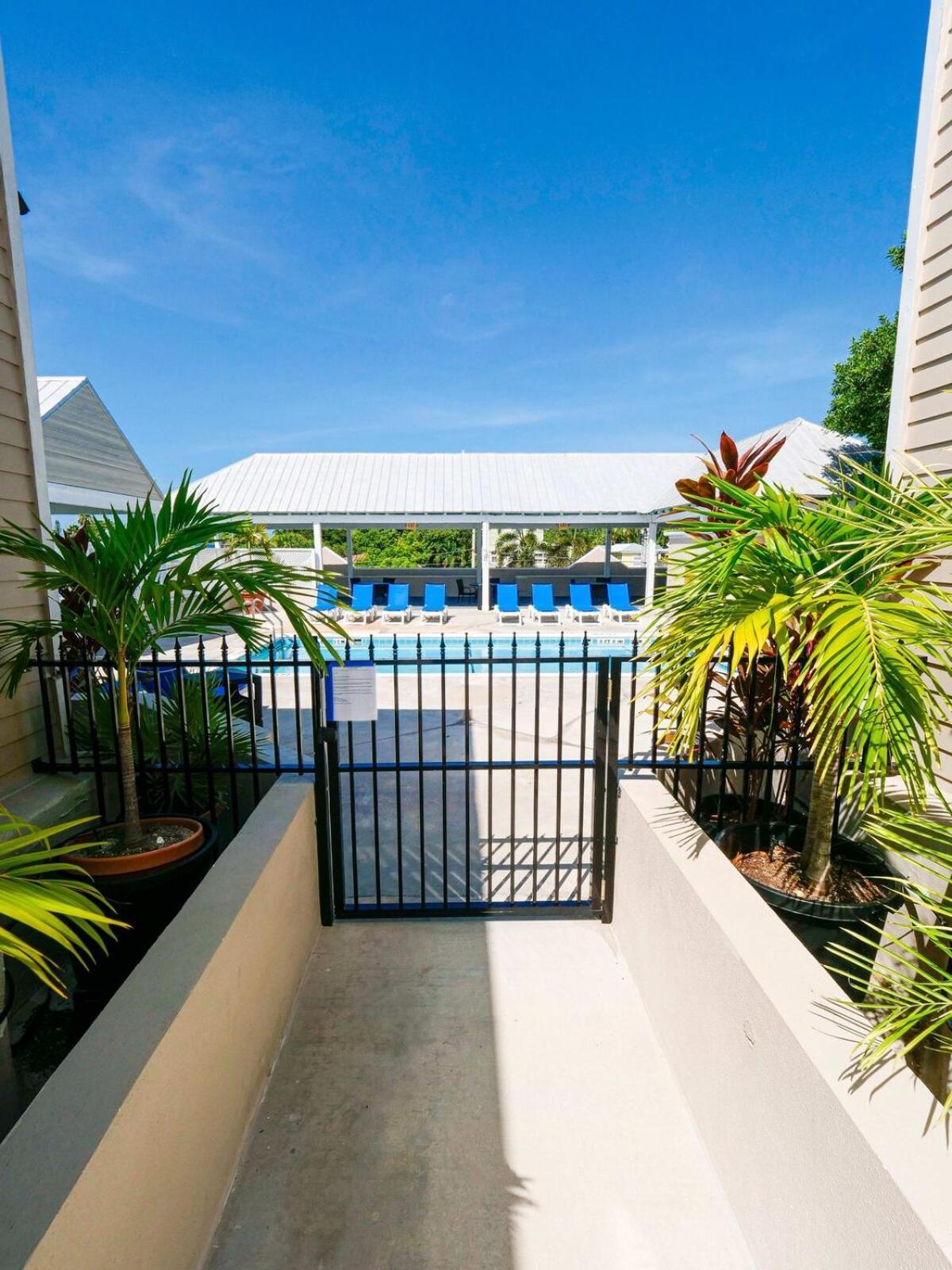 New Casa Caribe By Brightwild- Two-Story Condo Rooftop Pool Key West Exterior photo